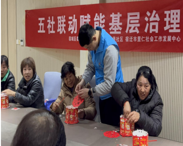 指尖传韵，灯暖夕阳