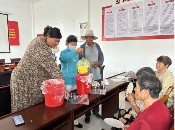 “七一社区党旗红 漆扇共绘幸福梦” 活动