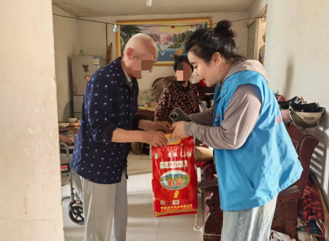 粽香情浓暖人心，五社联动送关怀